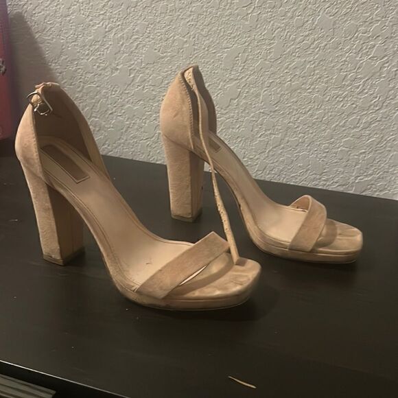 Light Pink / Peach Suede HEELS - Super Comfortable - Size 8- Could Use a Clean - Picture 1 of 4